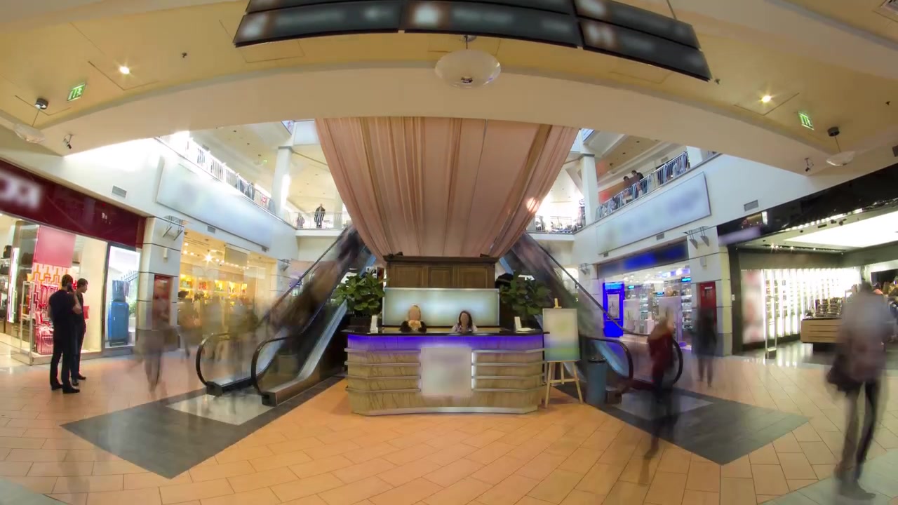 Escaleras mecánicas en un centro comercial con atrio interior en la calle Zemlyanoy Val, Anillo Sadóvoye en Moscú, timelapse ojo de pez