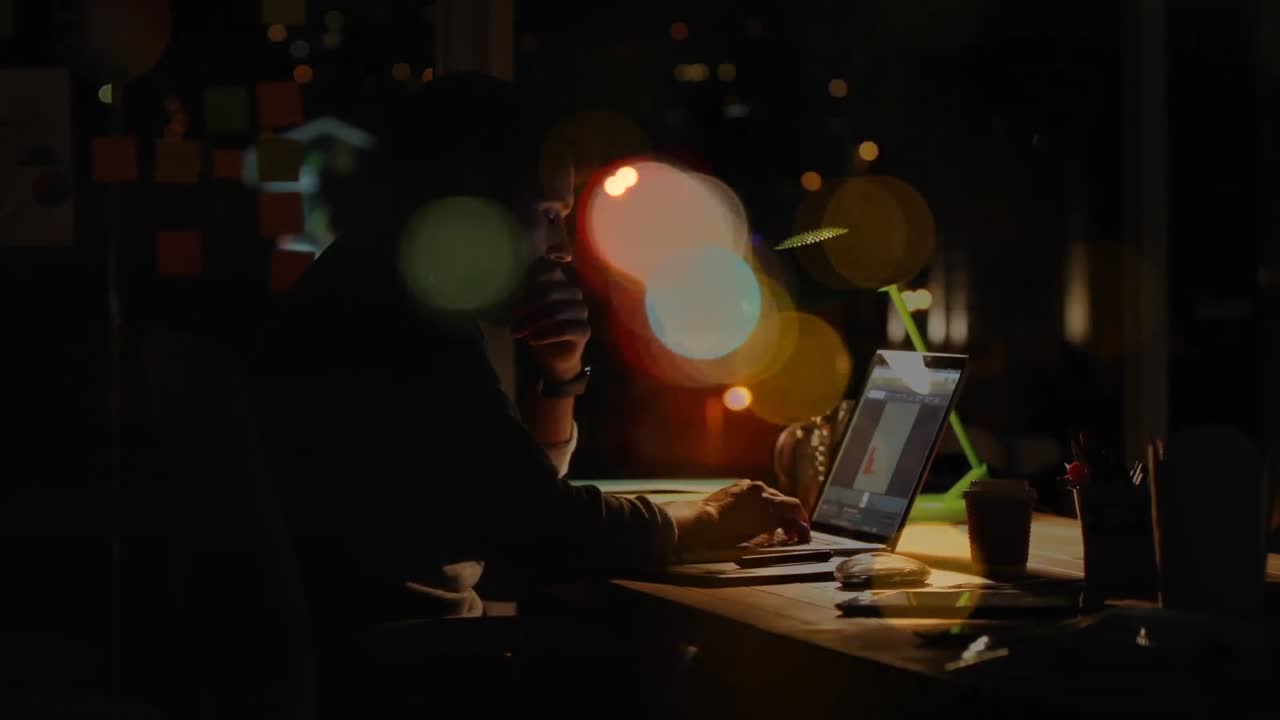 밤에 버블 애니메이션으로 노트북에서 일하는 백인 남성