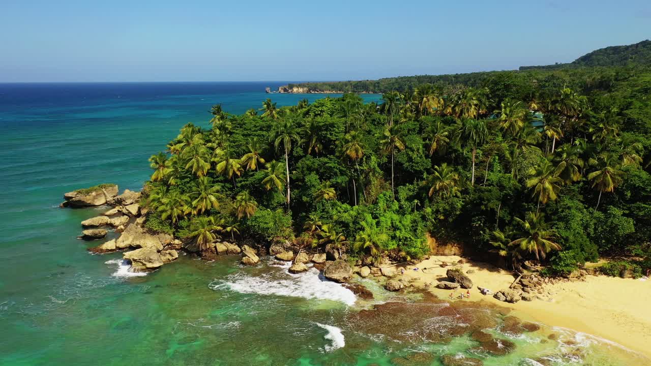 Ripresa aerea in avanti sopra la spiaggia di Nagua, Repubblica Dominicana