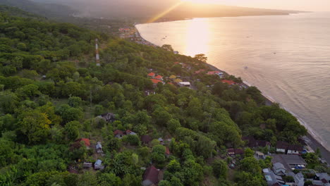 Sonne-Geht-über-Amed-Beach-In-Bali-Indonesien-Auf-Drohne-Langsamer-Vertikaler-Aufstieg