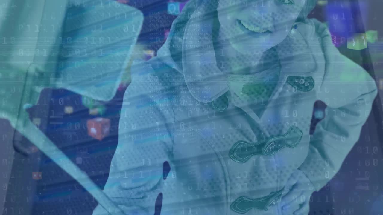 animación de procesamiento de datos e iconos sobre mujer caucásica y sala de servidores
