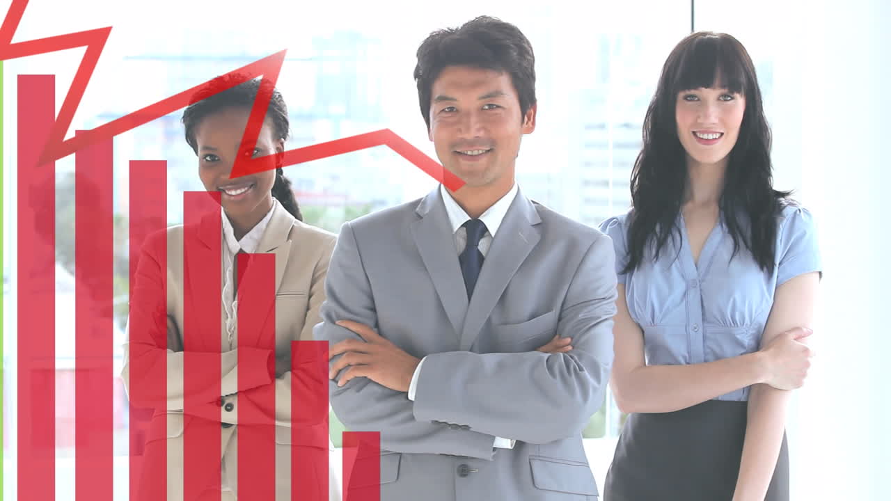 통계 데이터 처리는 사무실에서 팔을 고 미소 짓는 다양한 사업가들을 상대로합니다.