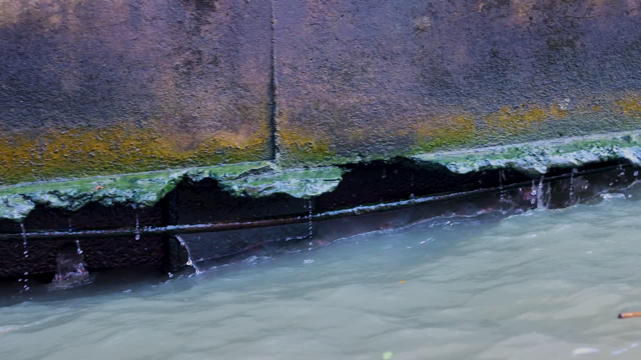 물은 모스로 인 운하 벽을 따라 부드럽게 흐르며, 활기찬 환경에서 평화롭고 자연스러운 분위기를 만니다.