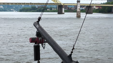 Barco-Turístico-Navegando-Sobre-El-Río-Ohio-Cerca-De-Cincinnati---POV