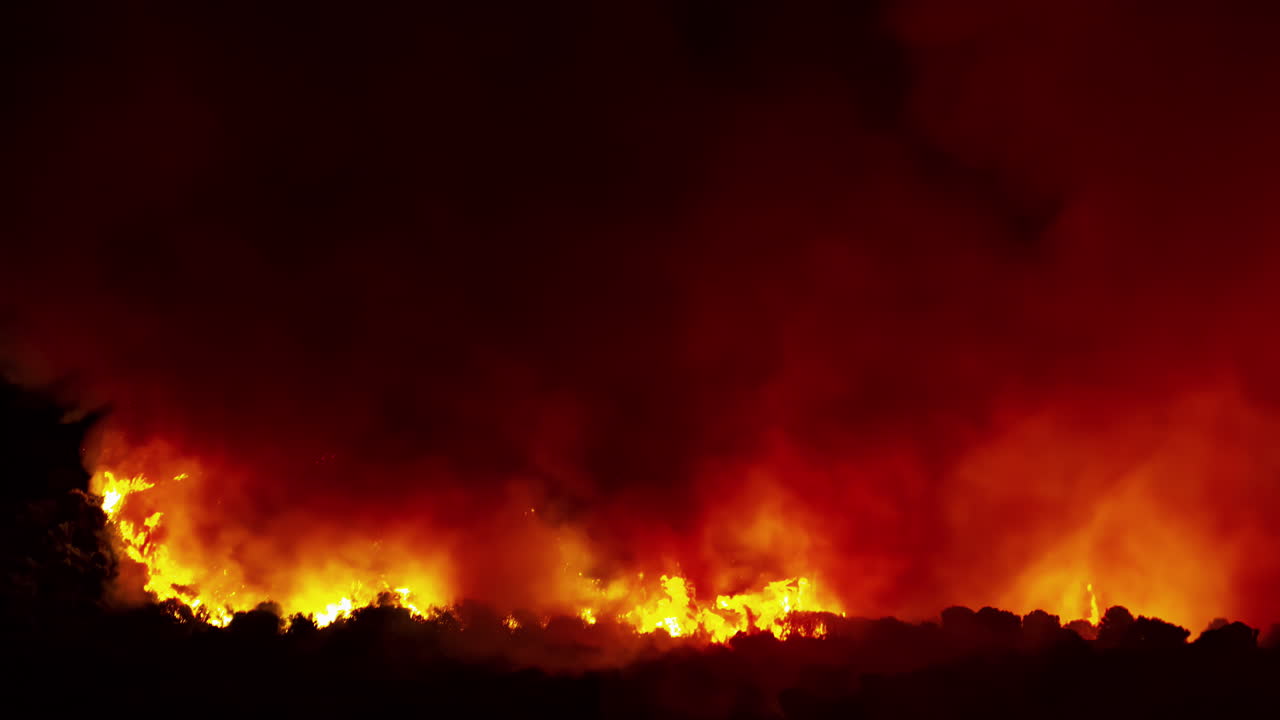Un timelapse cattura il potere devastante di un incendio boschivo che infuria per tutta la notte.