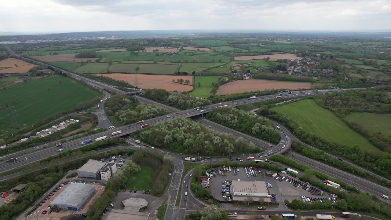 vista aérea del dron de la autopista m25 y el cruce a1