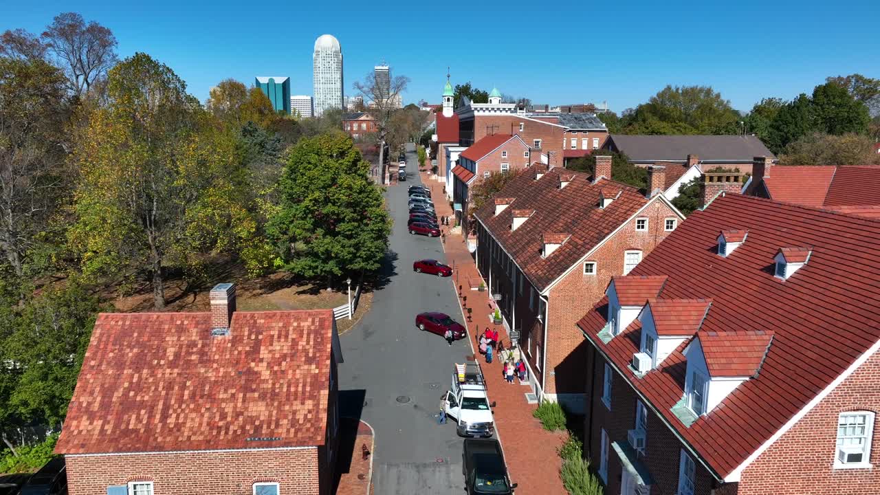 calles históricas de salem con el horizonte de winston-salem en la distancia en un día de otoño