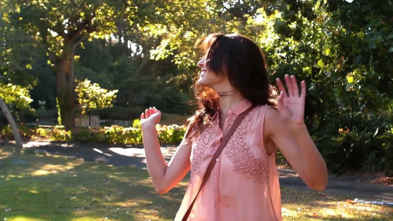 mujer hermosa divirtiéndose mientras baila