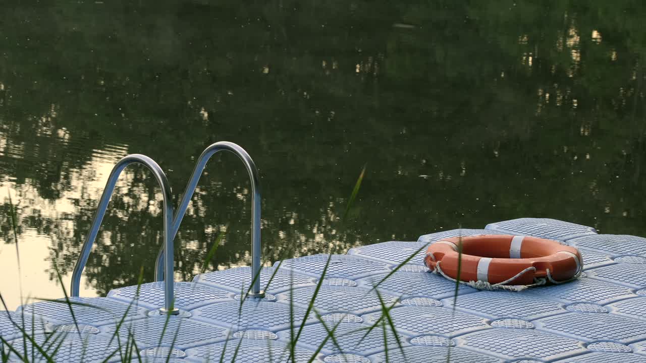 boya salvavidas en la superficie de la pasarela de pontón de plástico azul para el rescate en caso de emergencia