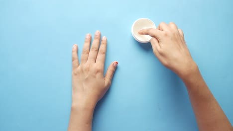aplicación de crema para las manos