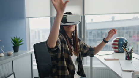 diseñador involucrado tocando la pantalla vr oficina de primer plano. auricular mujer creando juego