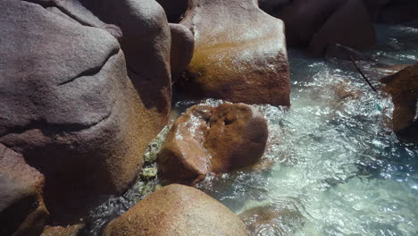 Steigendes-Wasser-Durch-Die-Gezeiten-An-Einem-Felsigen-Tropischen-Strand-In-Afrika