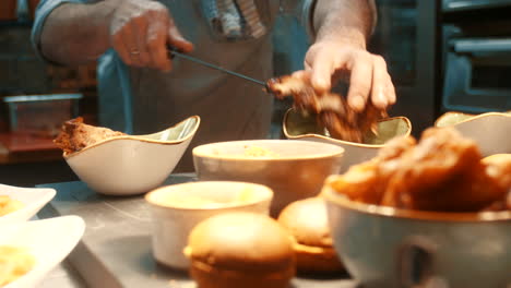 el chef pone deliciosas costillas en un bol usando un cuchillo