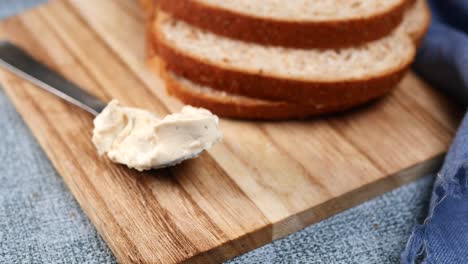 bajo hecho crema de queso y pan en la mesa,
