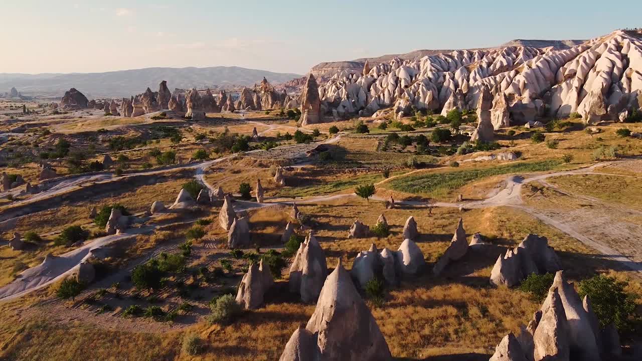 ảnh chụp từ trên không của cảnh quan gồ ghề của cappadocia trong giờ vàng