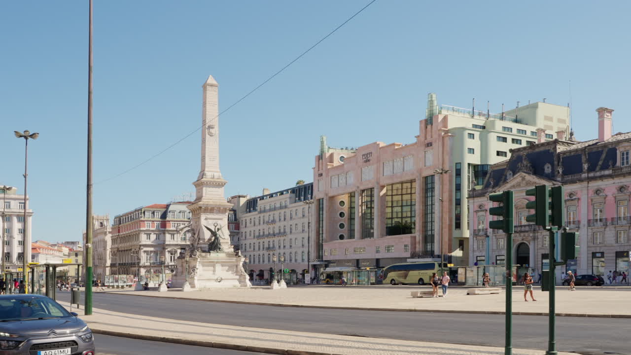 plaza de la ciudad de lisboa con monumentos y arquitectura moderna