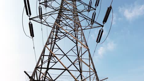 torre de línea eléctrica de alta potencia durante una tarde panorámica a través de su altura
