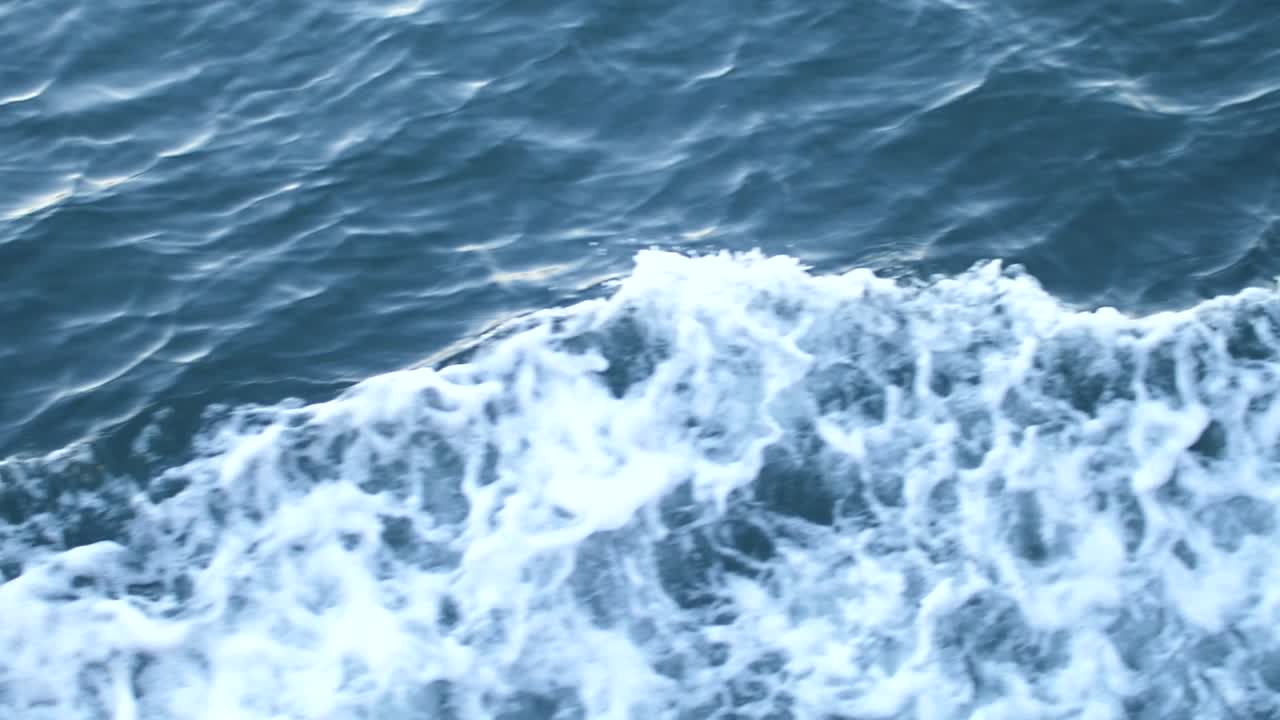 느린 동작으로 빠른 보트에 의해 물 어리