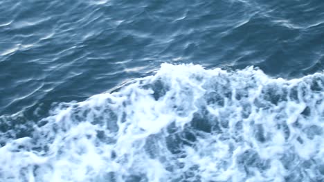 salpicaduras de agua por un barco rápido en cámara lenta