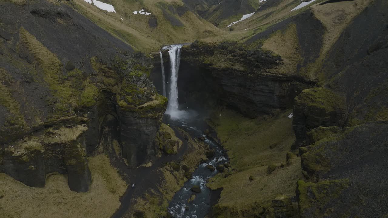 hermosa y famosa cascada kvernufoss en el sur de islandia - enfoque aéreo