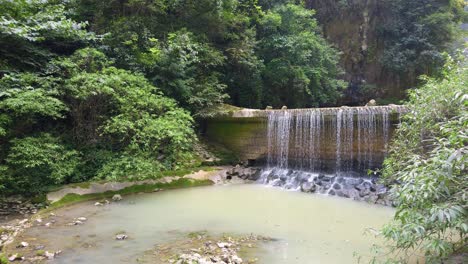 Pequeña-Cascada-De-Río-En-El-Profundo-Desfiladero-En-El-Parque-Nacional-De-Wulong,-China