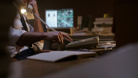 detective en el trabajo.