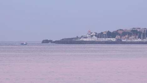 포르투갈 카스카이스에 있는 산타마르타 등대의 정적 샷