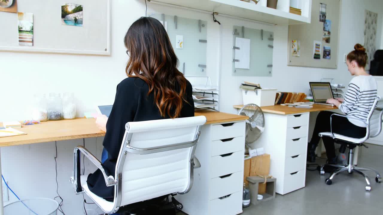 бизнес-менеджер, использующий цифровой планшет в офисе