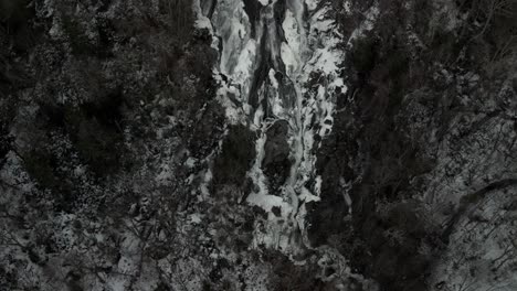 Herrlicher-Blick-Auf-Das-Wasser,-Das-In-Einem-Gefrorenen-Wasserfall-Im-Valle-Bras-Du-Nord-Canada-Fließt---Luftaufnahme