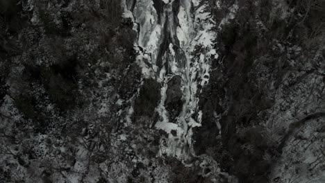 magnífica vista del agua que fluye en cascada congelada en valle bras du nord canada - toma aérea