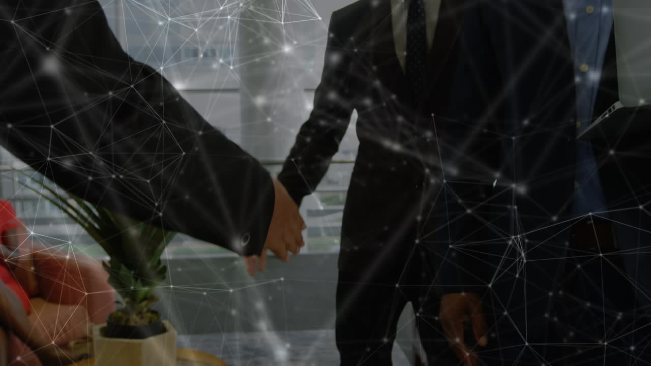 Animazione di reti di connessioni su diversi professionisti che si stringono la mano in ufficio