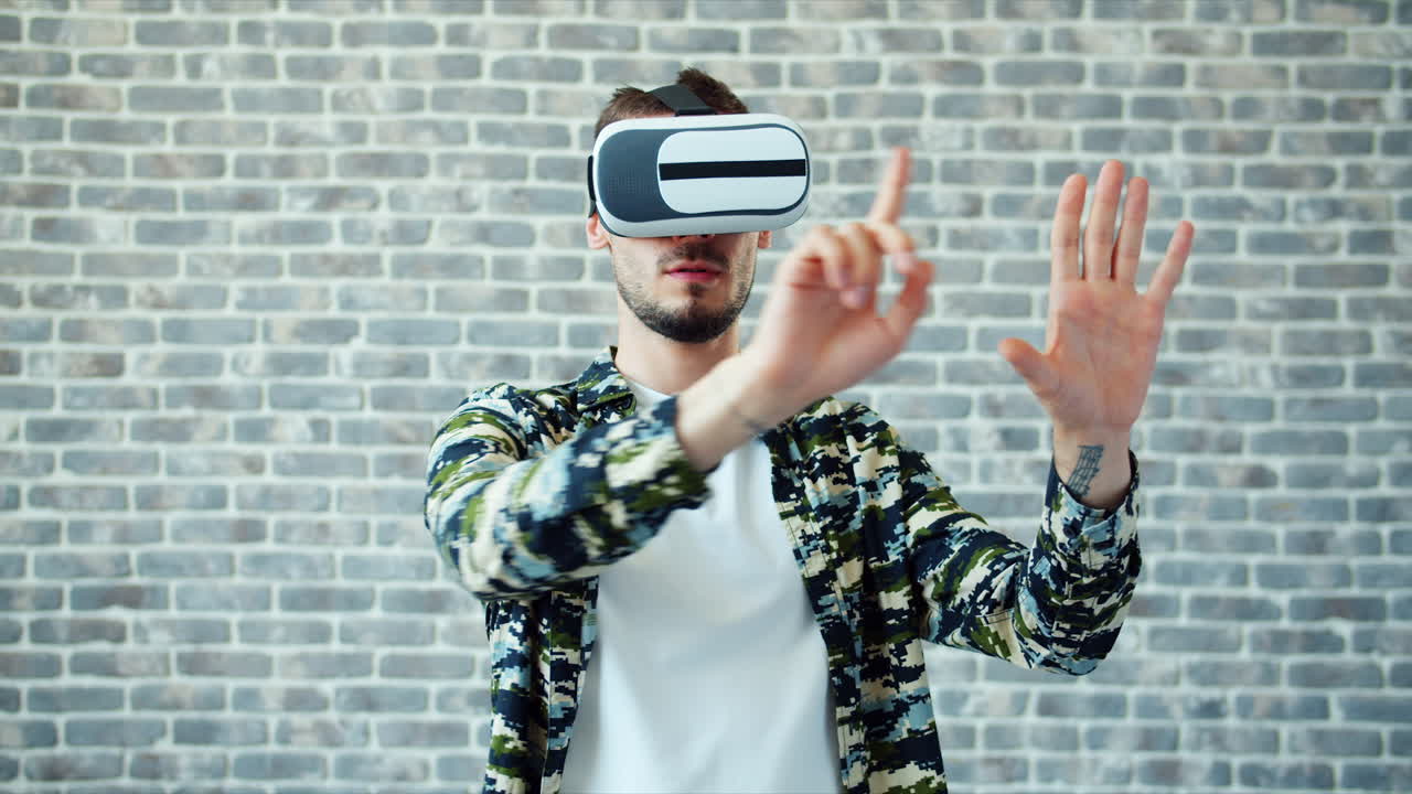 Uomo che usa le cuffie VR