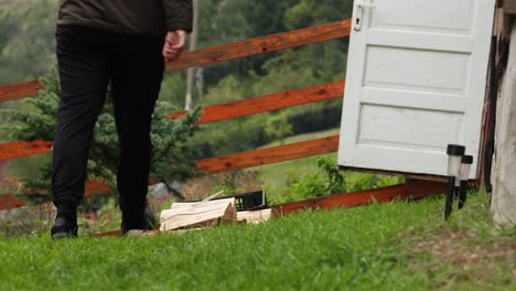 piernas de un hombre que caminaba para cerrar y bloquear la puerta de la casa
