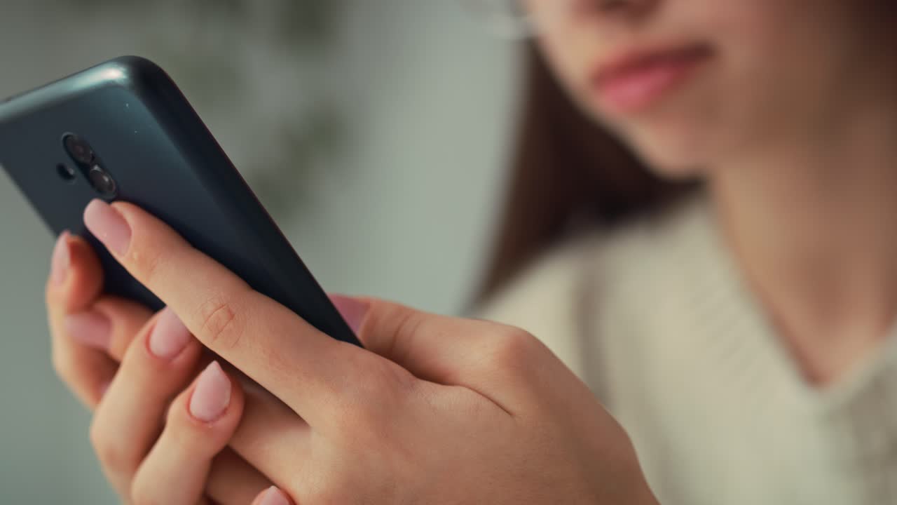 ⁇ 드폰으로 인터넷을 검색하는 손을 잡고 있는 자세한 클로즈업