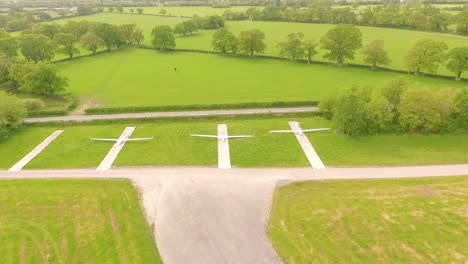 Aufsteigender-Blick-Auf-Mehrere-Geparkte-Handsegler-Neben-Der-Landebahn