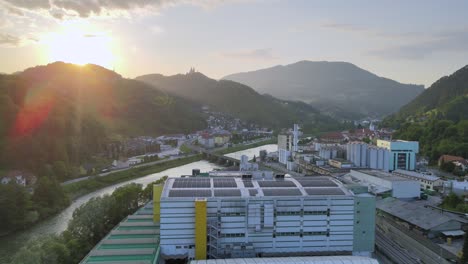 Sobrevuelo-Aéreo-Famosa-Cervecería-Laško-En-La-Ciudad-De-Lasko-En-Eslovenia-Durante-La-Puesta-De-Sol-Dorada-Detrás-De-La-Cordillera