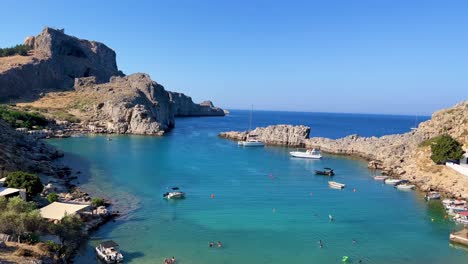 Playa-De-Lindos-Con-Vista-Al-Castillo-De-Las-Ruinas-De-La-Acrópolis-En-Rodas,-Grecia,-Destino-De-Viaje-Filmado-En-4k-Durante-El-Día