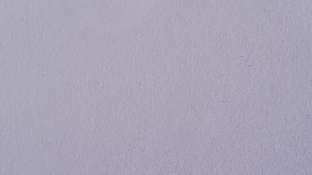 video de una gota de agua con espacio de copia en fondo blanco