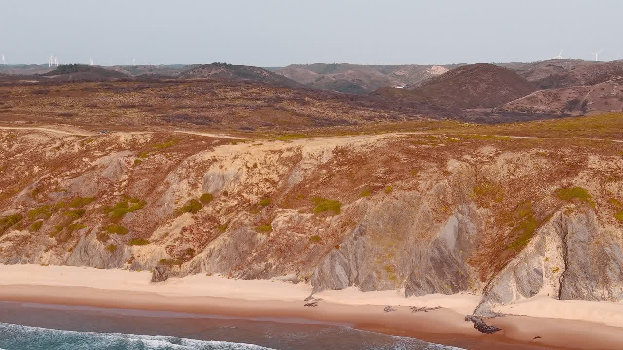 Vista de uma praia e falésias em Portugal durante o dia