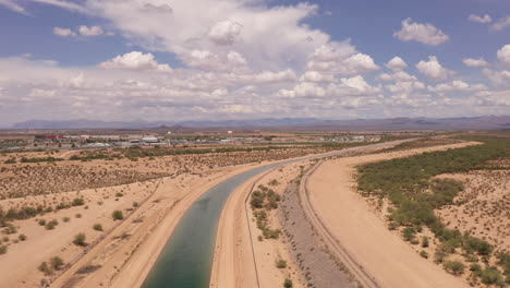 vuelo de drones sobre el canal de riego en las zonas rurales del sur de arizona