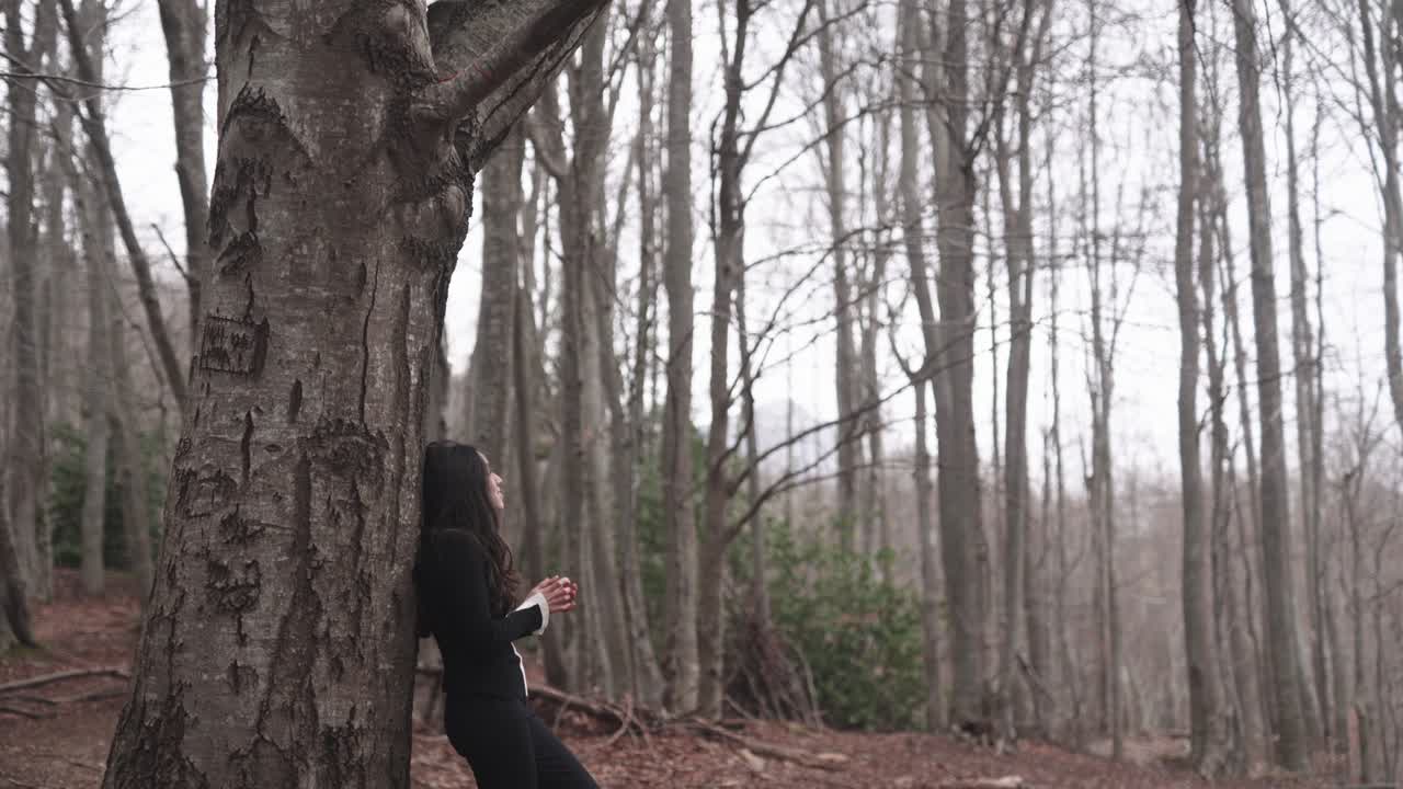 몬세니 스페인에서 검은색 옷을 입고 혼자 시간을 보내는 라틴계