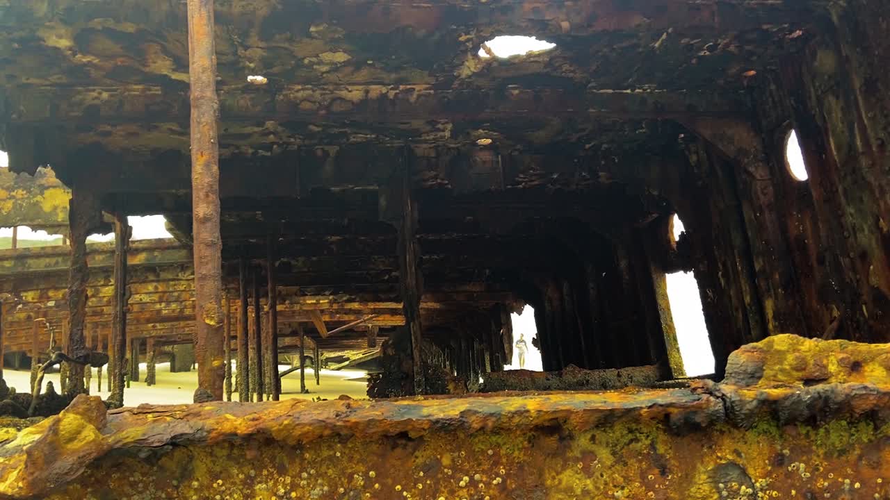 썩어가는 마헤노의 내부 - 오래된 난파선의 녹슨 헐크가 프레이저 섬 k'gari의 해변과 모래 깊은 곳의 뷰레이드에서 먼지로 썩어가고 있습니다.