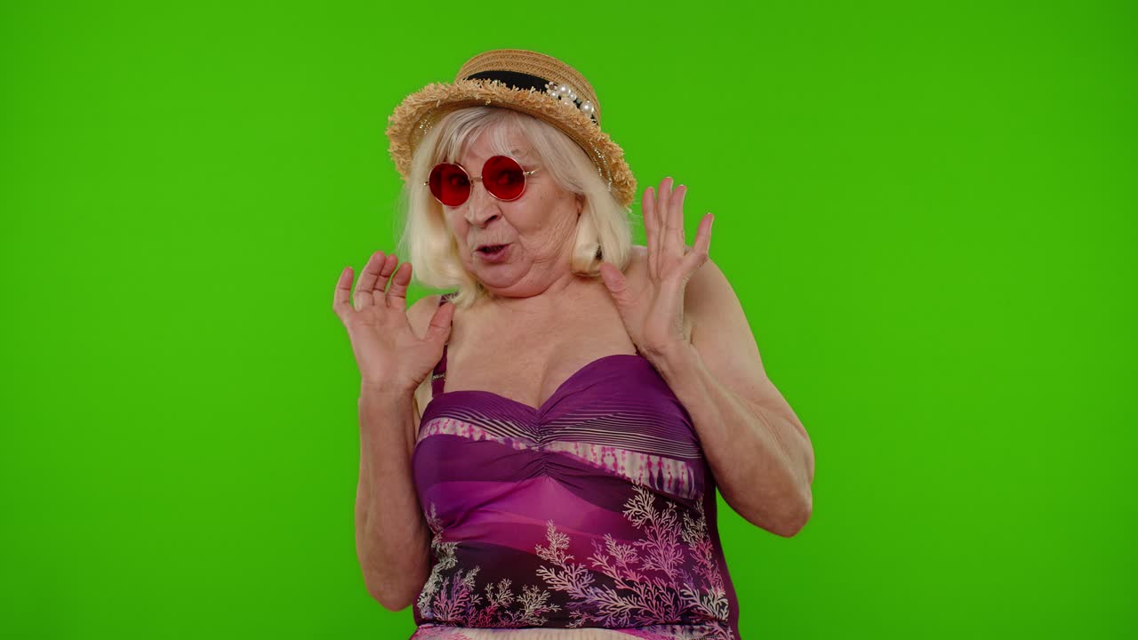 Donna Anziana Felice In Costume Da Bagno Su Schermo Verde.