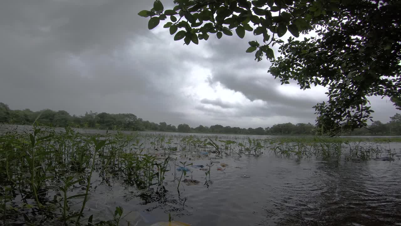 Tetesan hujan di air danau, latar belakang lanskap awan sinematik