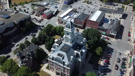 Architektur-Des-Gerichtsgebäudes-Im-Stadtzentrum-In-Noblesville,-Indiana,-Usa