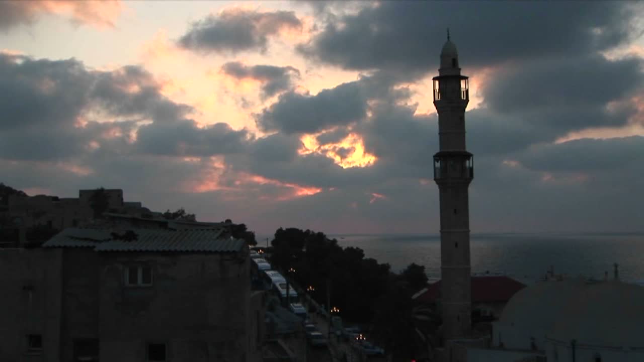 las nubes se desplazan sobre el minarete de una mezquita en israel