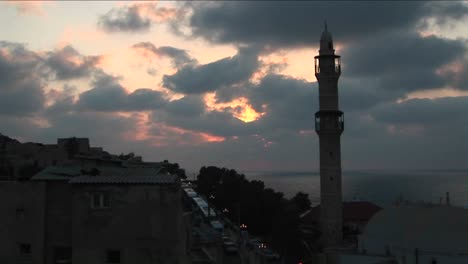 Wolken-Ziehen-über-Dem-Minarett-Einer-Moschee-In-Israel