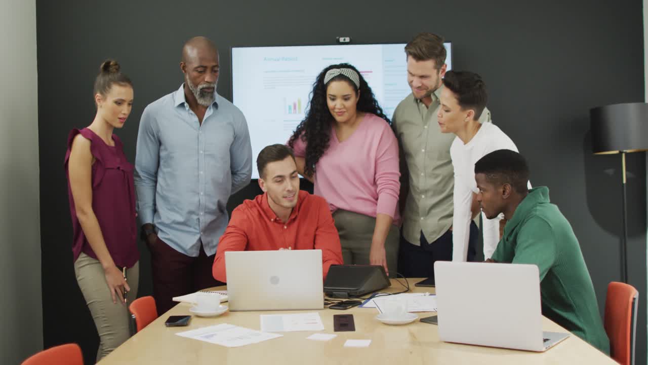 diversas personas de negocios felices discutiendo el trabajo durante una reunión en la oficina
