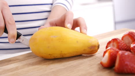 Primer-Plano-De-Una-Mujer-Tallando-Algunas-Frutas