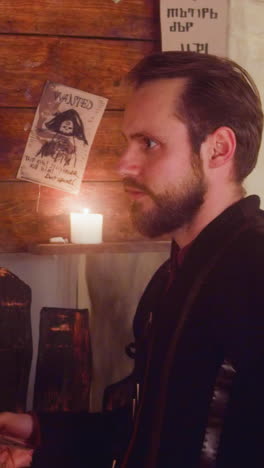 los ladrones eligen a la bestia para cazar en el tablón de anuncios en la taberna. amigos vagabundos discuten la tarea rentable en el pub medieval. los aventureros buscan un buen trabajo en el bar